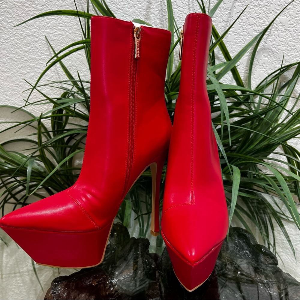 NEW Cape Robbin Lipstick Red Side Zip Platform Heeled Boots  Size 6 - Picture 5 of 9